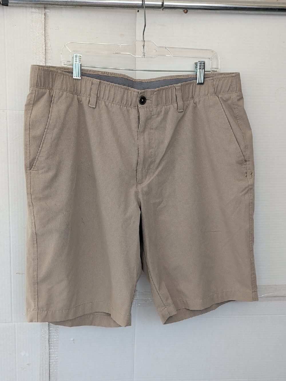 Under Armour Men's Khaki Flat-Front Performance Shorts Heat Gear W 40"  Comfy